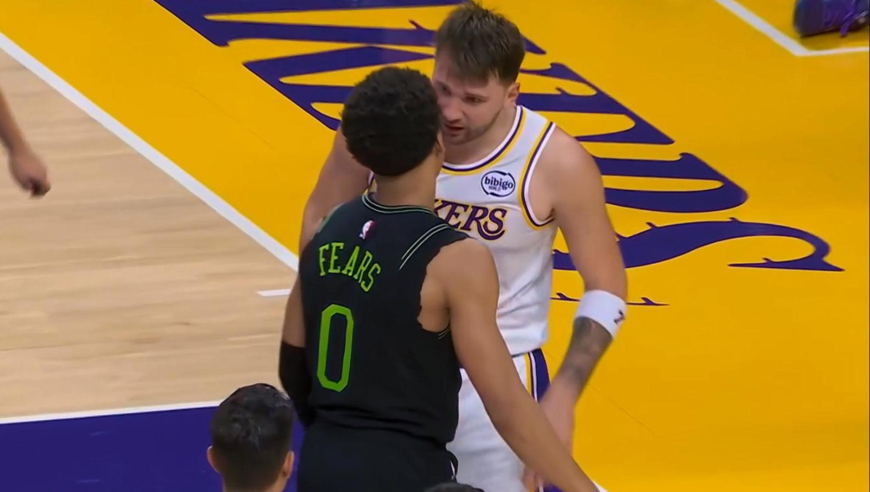 爆发冲突！裁判吹停比赛后 鹈鹕菲尔斯依然拉拽空中的东契奇全过程