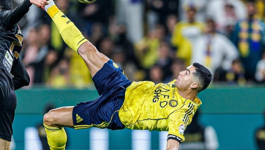 泪目！C罗40岁依然能飞：第96分钟超级倒钩看呆队友，梦回7年前巅峰