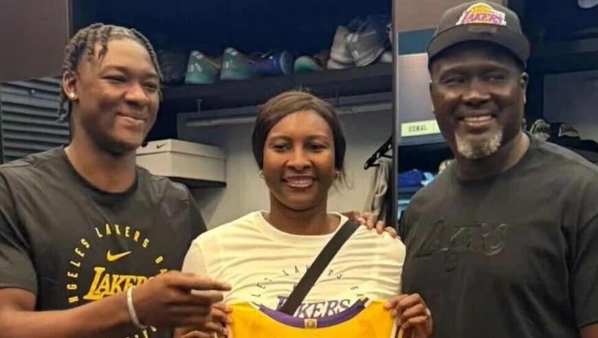 那颗被湖人全队争夺的球，装着两代人的梦