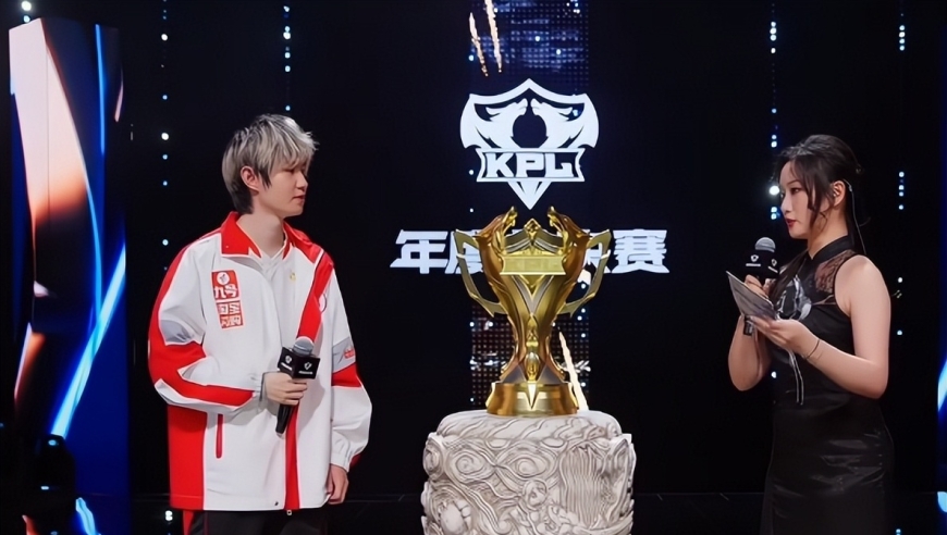 AG超玩会巅峰阵容真好用，一诺都被大帅点燃了，怒摔耳机
