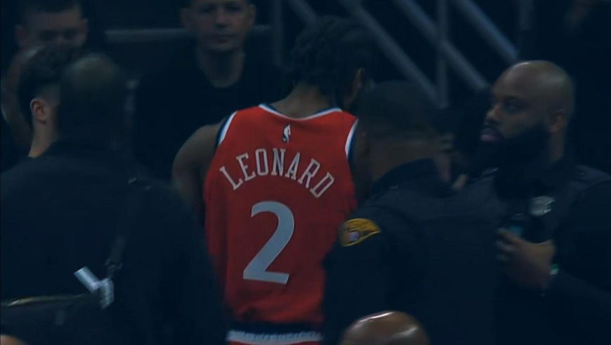 什么情况？莱昂纳德时隔多场复出 开场仅三分钟就离场返回更衣室