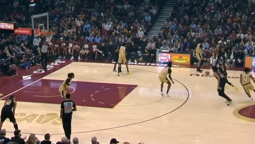 被哈登频繁喂饼!梅里尔12投11中拿下32分!