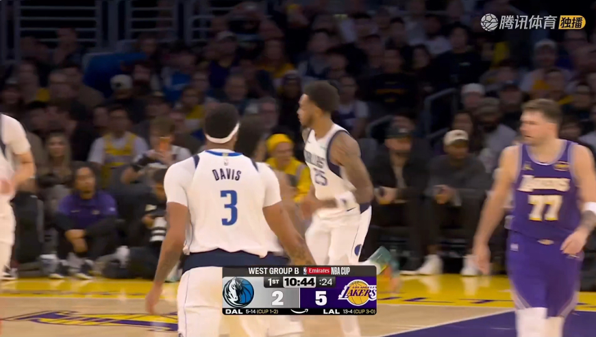 老队友了！东契奇助飞老詹丝滑背扣 浓眉回应一记单臂大帽