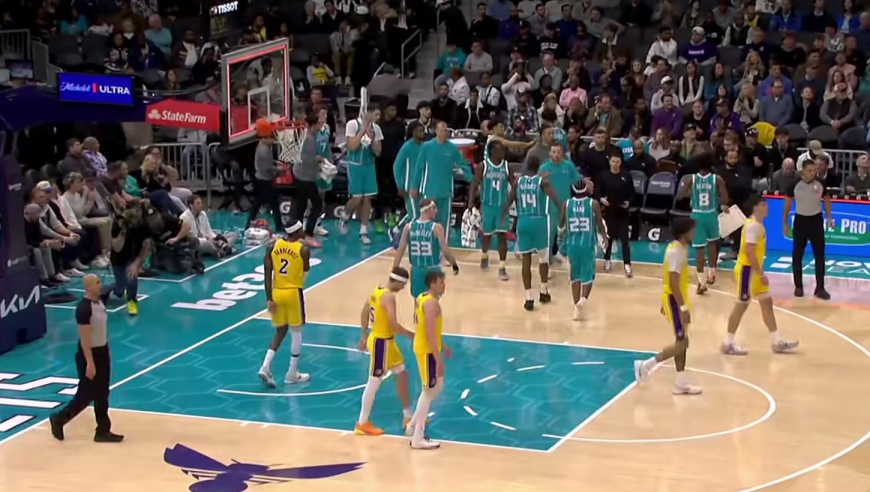 湖人防守漏洞百出！黄蜂连中三分首节狂轰40分 克内克特三分止损