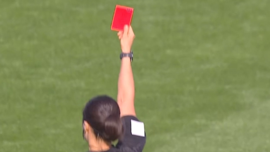 神剧情！泰国U23进球1分钟后，詹森飞踹对手VAR改判红牌
