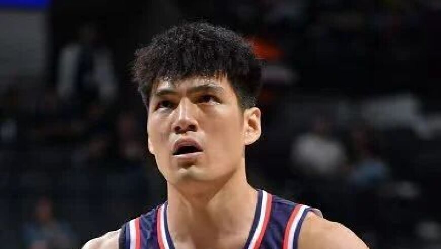 面对马刺，陈国豪半场14分！文班亚马也登场了！