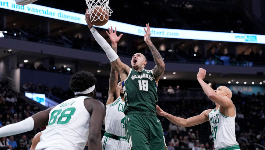 库兹马vs凯尔特人31分全过程：17中13+一打三背后换手戏耍绿军