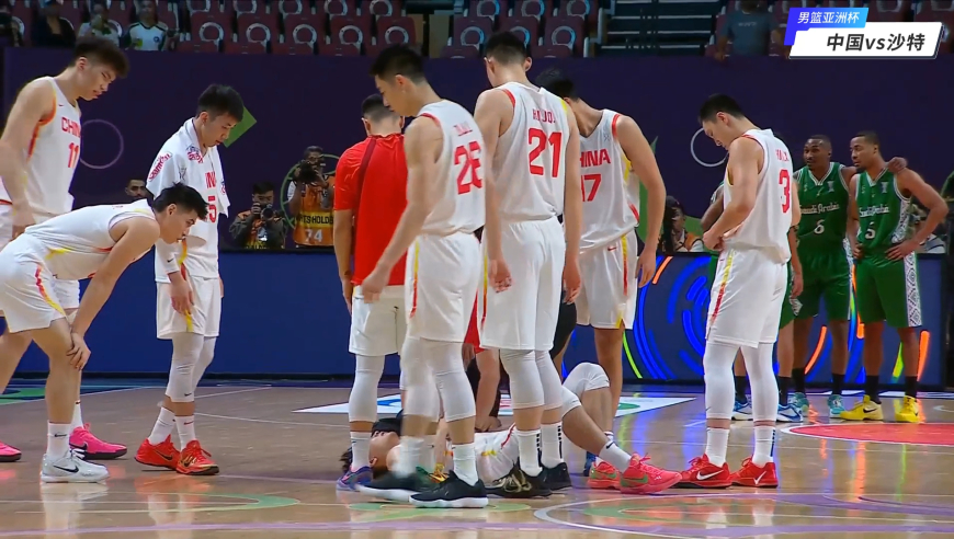 赵睿受伤全程：防守被击中肋部倒地不起 无奈下场休息