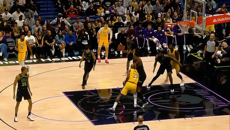 攻防两端发力！斯玛特连拿5分 詹姆斯盖帽+后仰助湖人一波打停鹈鹕