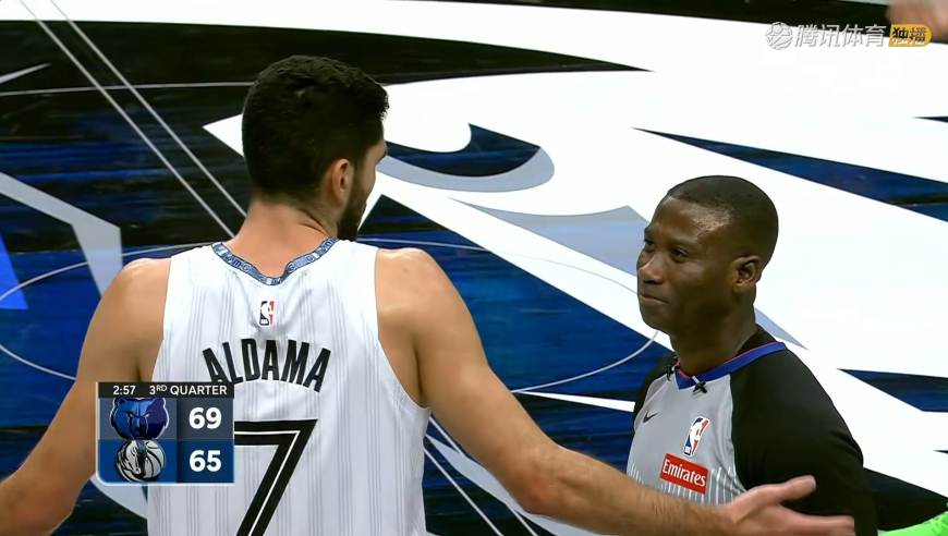 小手不干净！阿尔达马隐蔽搂倒弗拉格 鹰眼回放后裁判给出一级恶犯