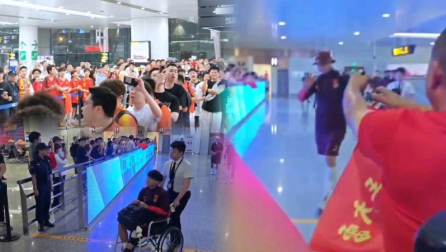不离不弃！国足抵重庆上百球迷接机现场高歌，王大雷领衔国脚挥手回应