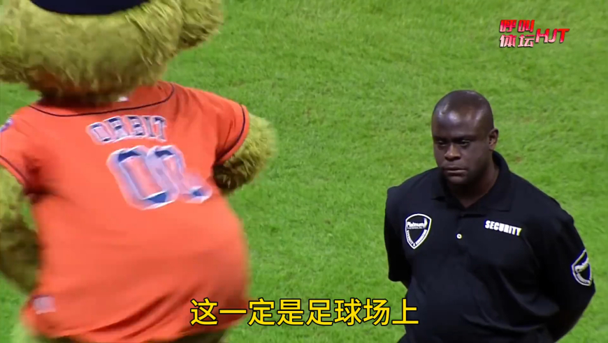 足球场上外传：吉祥物挑衅保安，没想到被保安狠狠地上了一课