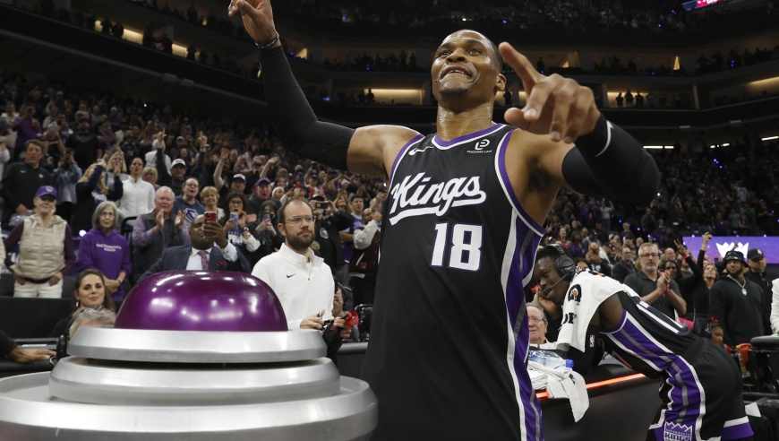 威少13+10+14，里程碑之夜被嘲笑刷数据！兰德尔满脸坏笑说了啥？