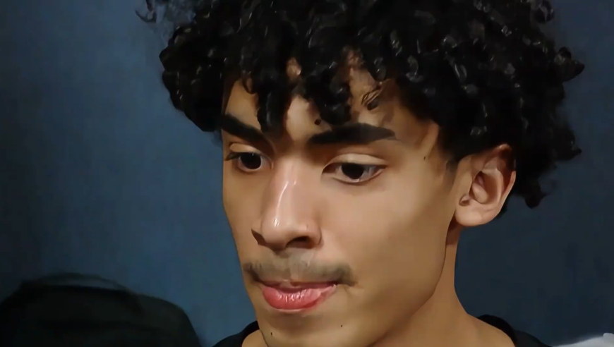 他因撞脸科比而走红，在科比光环下的小人物，努力想证明自己的底层球员