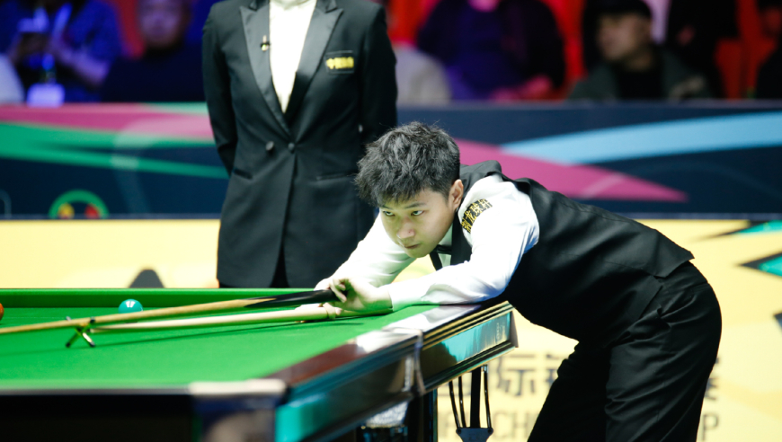 斯佳辉绿球意外摔袋 赵心童三星连珠上手 0-54落后上演惊天逆转