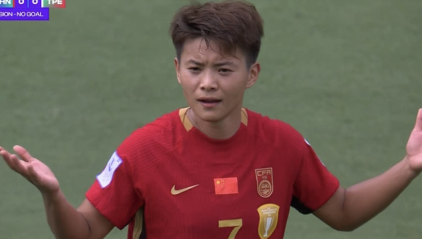 31岁王霜摊手一脸疑惑！精彩头球被吹掉 主裁解释：邵子钦越位在先