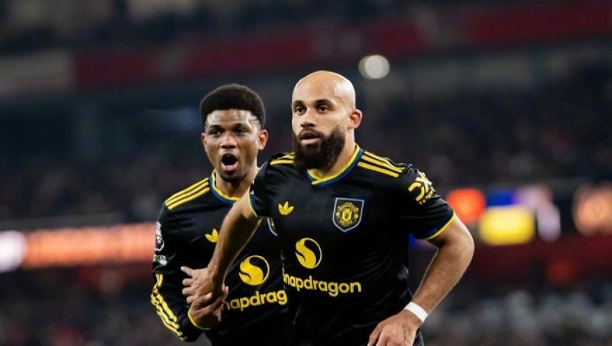 足坛一夜动态：巴萨3-0重返榜首，曼联绝杀阿森纳，AC米兰21轮不败