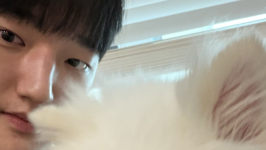 T1下路选手Peyz更新个人动态：和狗狗在一起