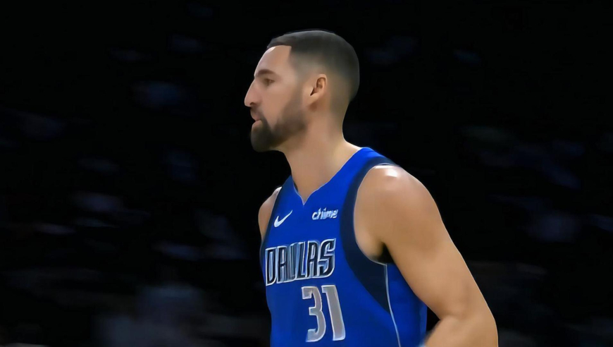 出场就有贡献！克莱汤普森替补登场就命中三分 随后抢断反击再得分