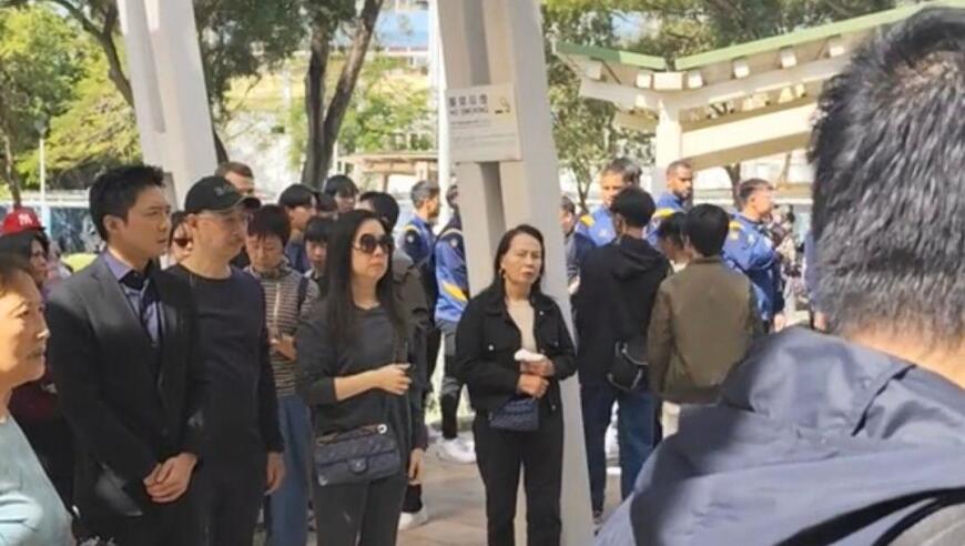 香港大埔火灾致128人遇难，霍启山率大埔足球队到宏福苑献花悼念
