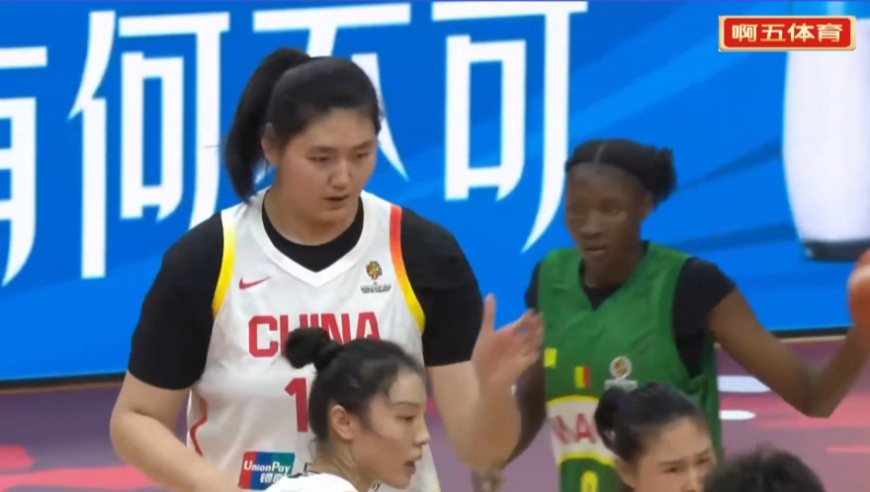 世预赛中国女篮VS马里第1节，张子宇压哨命中，打平对手