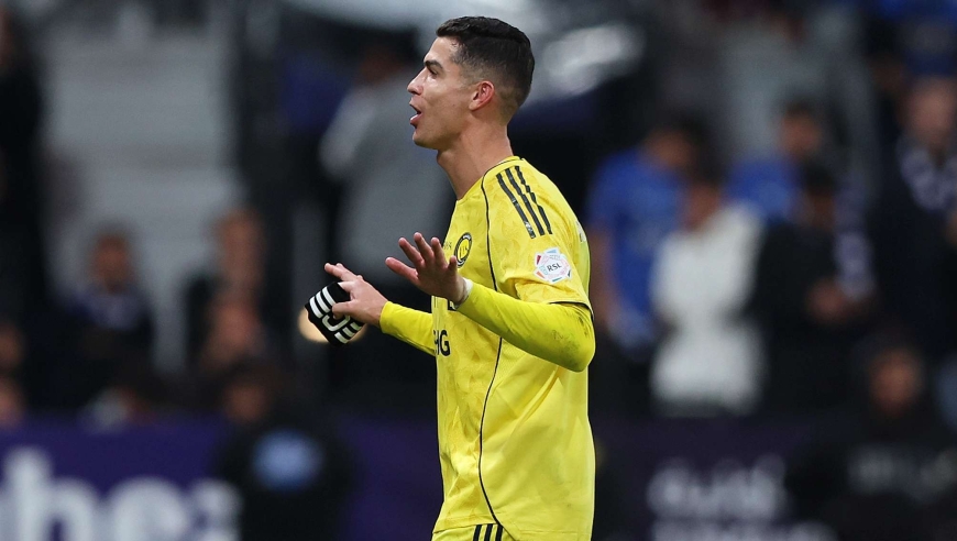 不满主帅！40岁C罗破门后被换下：无奈苦笑 1-3崩盘微笑做谜之手势