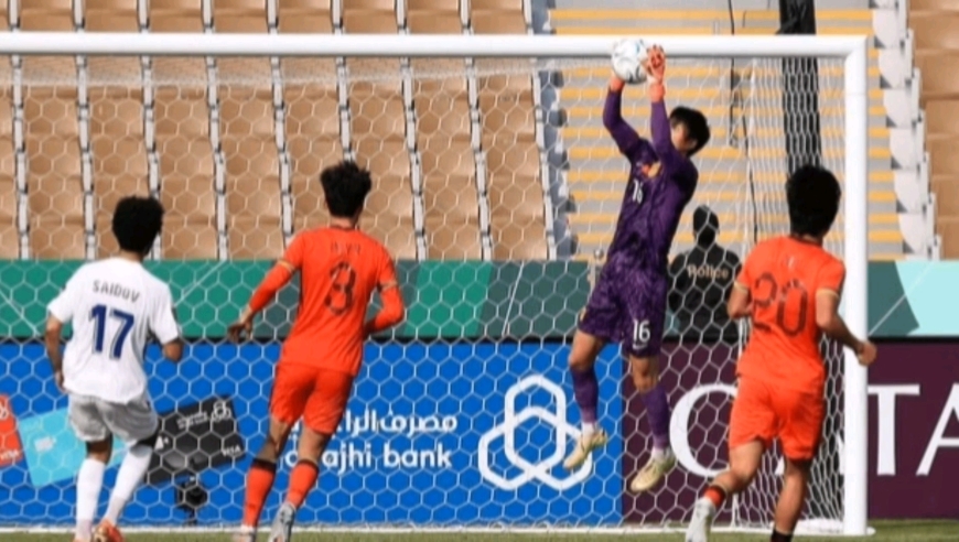 紧张到窒息！中国点球大战4-2乌兹晋级四强，李昊关键扑点