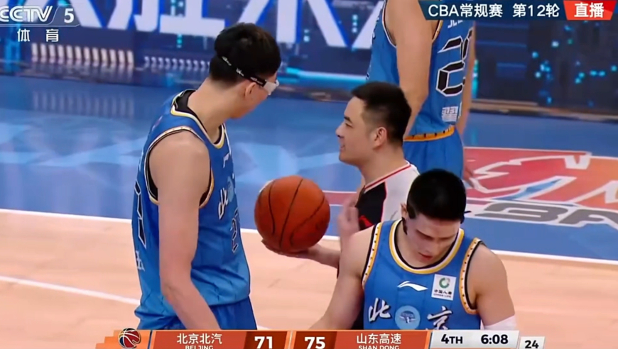 北京山东全场离谱时刻：周琦惨遭死亡隔扣还被辱骂 雷蒙被裁判逼急