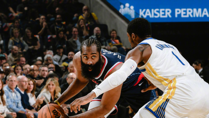 只拿79分，快船19分惨败勇士！哈登独木难支，库里身边帮手越来越多