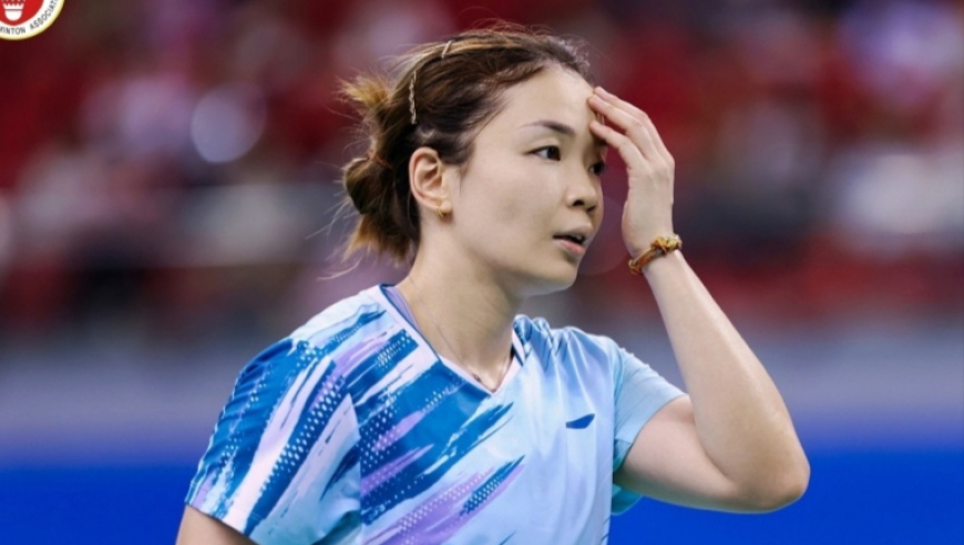 难说再见！中国羽毛球三位世界冠军同一天告别，何冰娇哭着亲吻场地