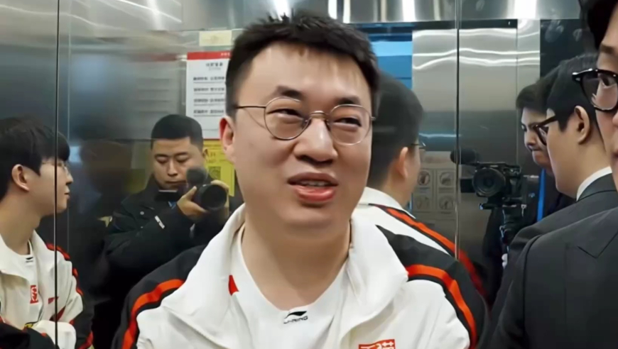 AL无缘先锋赛众生相Tarzan狂拍头，WBG队内语音小虎把AL底裤都看穿研究透了，爱笑被喷上热搜粉丝要求辞职！