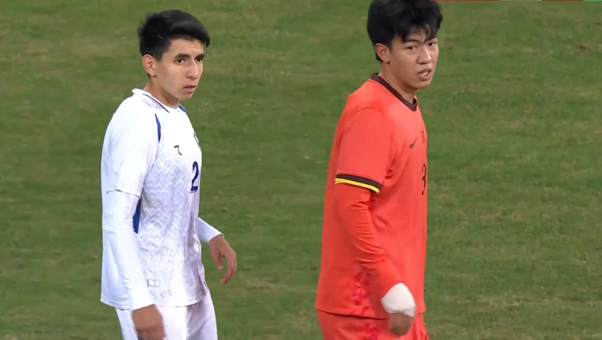 国足U22反击王博豪机智抢断单刀之势，与对手拼速度慢一拍人仰马翻一脸懊恼