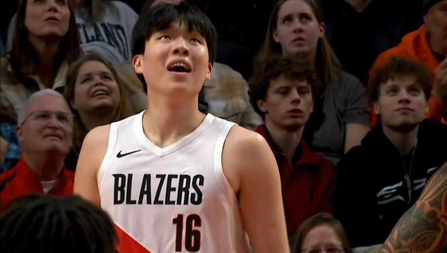 越打越好了！杨瀚森防住亚当斯+命中三分 随后争抢篮板吃到犯规