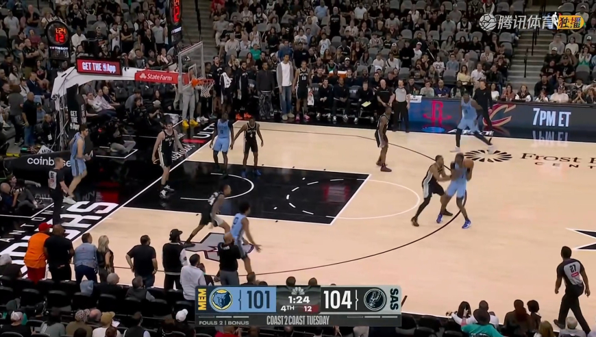 予取予求！巴恩斯连打3J连砍7分杀死比赛 场边文班起立欢呼庆祝