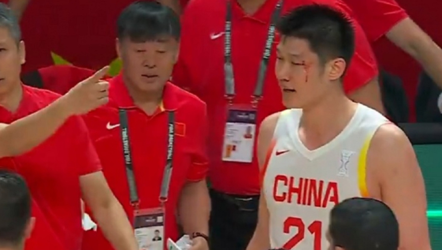 太脏了!慢镜还原胡金秋被韩国球员凶狠肘击血洒赛场全过程,中国男篮全队怒了