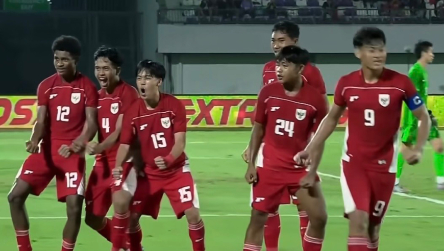 太不冷静！李钧鹏禁区内掐脖按倒印尼球员被判点 米拉杰操刀主罚命中