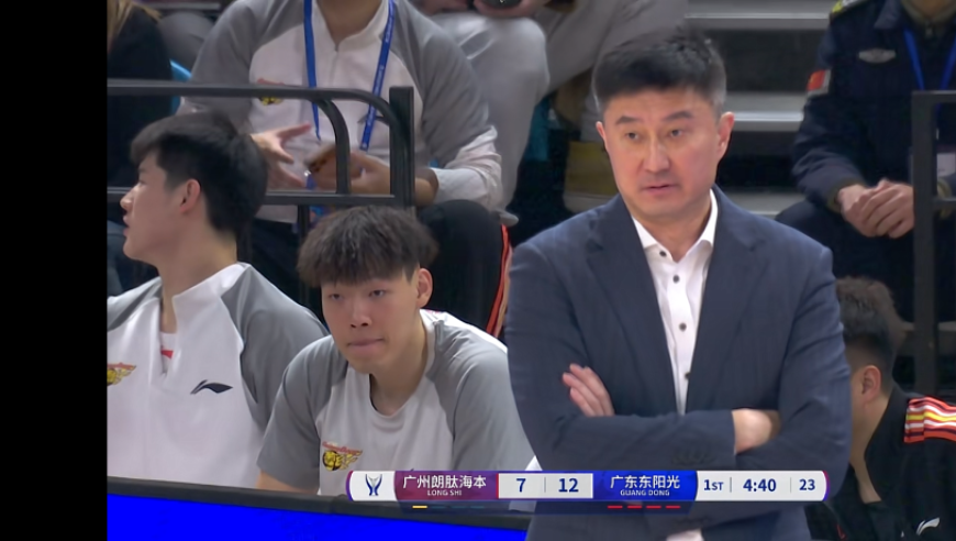 广东大胜广州！三外援合砍60+16+12，徐昕打脸杜锋，萨姆纳伤退