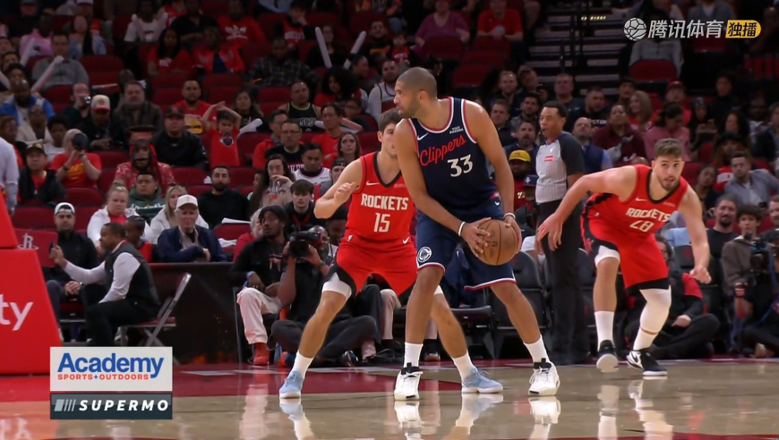 这眼神太逗了！申京形同小偷完成抢断一打零暴扣 随后卡佩拉也暴扣