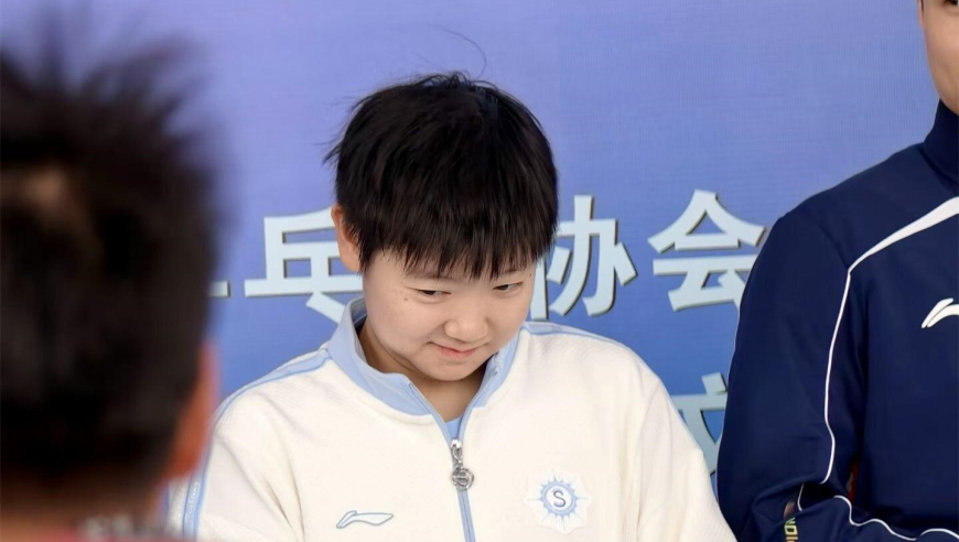 国乒亮相剑指亚洲杯！孙颖莎欢乐笑弯腰，王曼昱合影一脸严肃