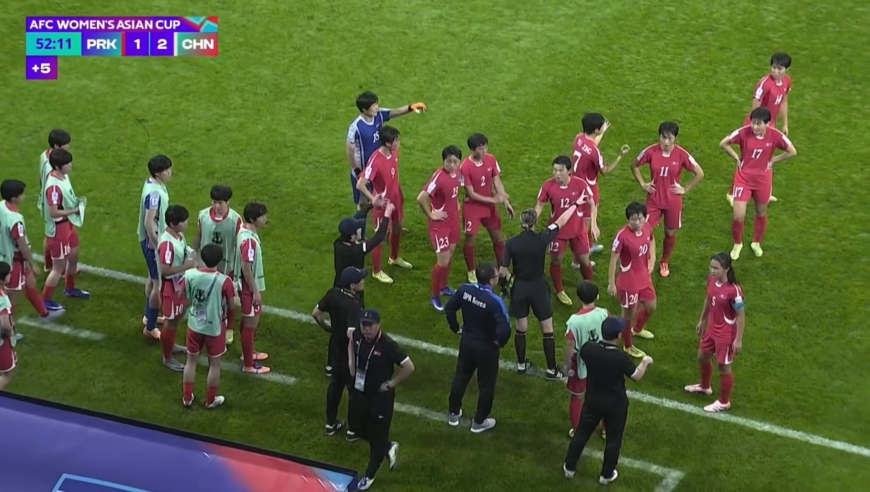朝鲜女足急了！不满中国进球有效，长时间抗议裁判直接终止半场