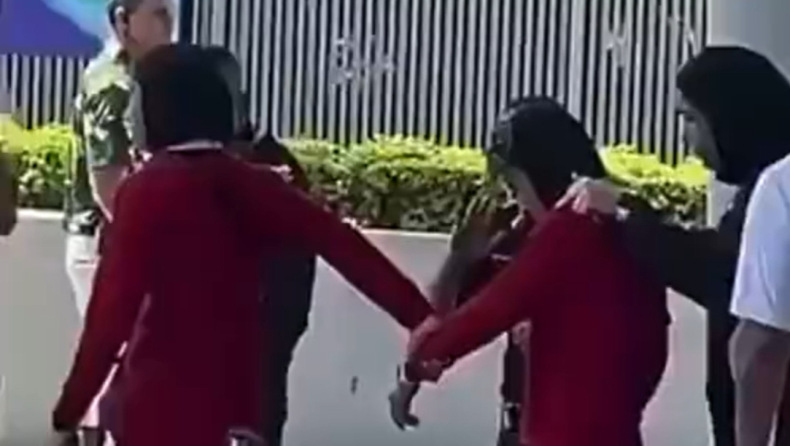 伊朗女足登机离开前画面曝光：球员被拉上大巴 开闪光灯疑似求救
