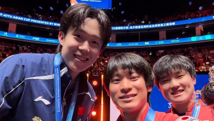 争议！王楚钦主动合影 张本智和下意识后退+与他隔开 王皓握手面无表情