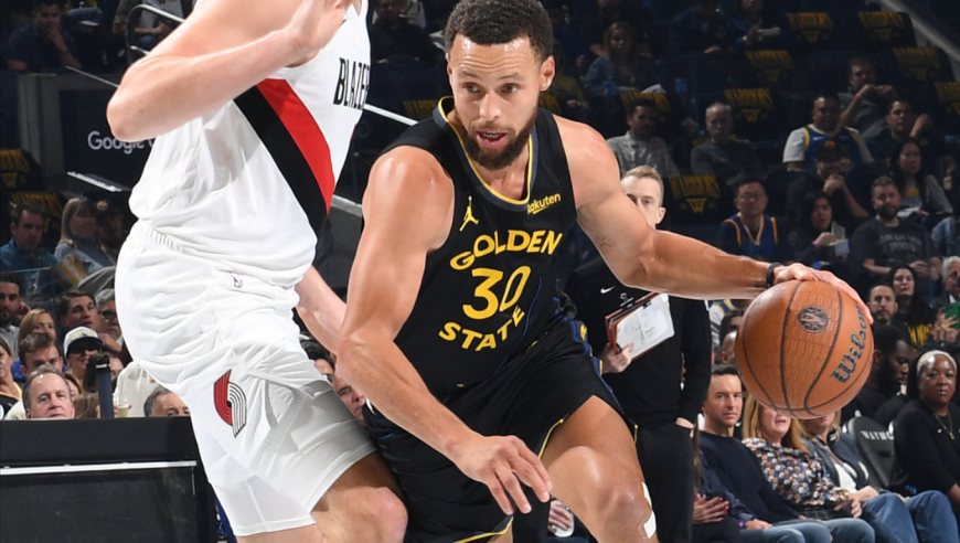 专用瞄准镜！库里2+1后面对克林根连中5记三分 单节狂轰18分