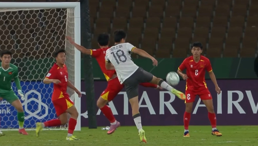 U23国足掀起进攻狂潮，越南防线手忙脚乱，只能慌乱解围