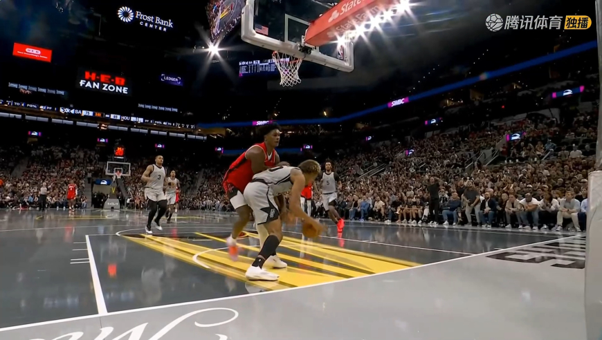 两罚一掷！杜兰特失误被马刺反击快攻 阿门凶狠拉拽被吹恶意