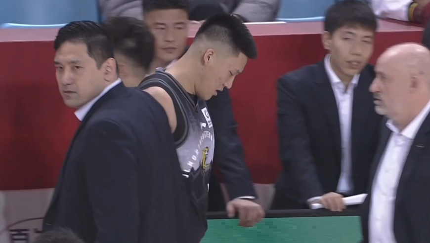 追梦附体！曾繁日报复刘传兴完整版 拳击对手裆部被直接驱逐