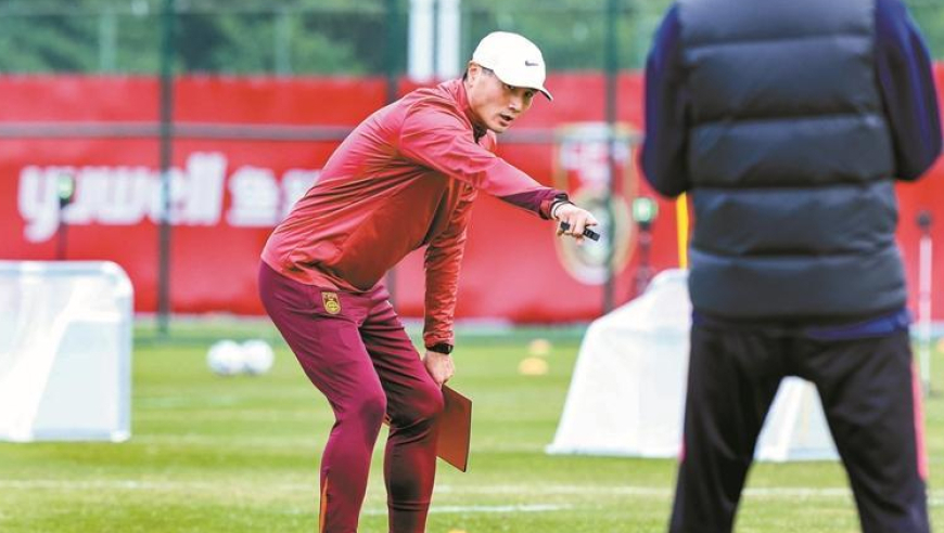 直言不讳！邵佳一带队首日，就指出国足重要缺点，国脚们心服口服