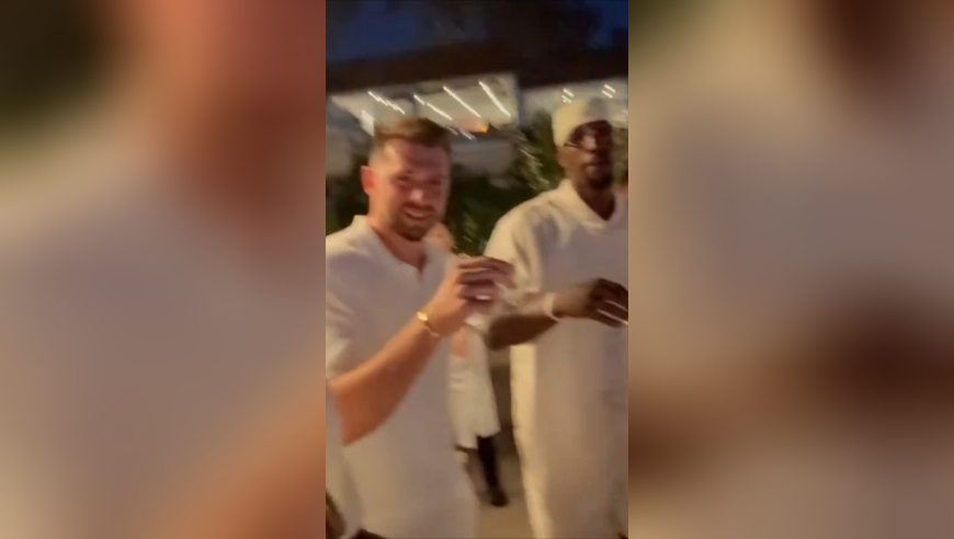 东契奇参加派对曝光：抱一瓶酒咧嘴大笑 与阿德巴约一起举杯共享美酒