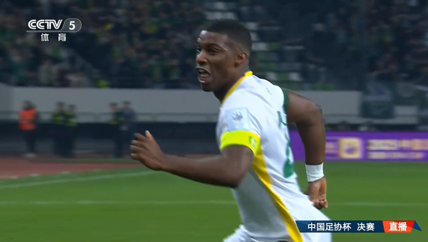 北京国安进球！法比奥推射被门将扑出双方乱成一团 法比奥补射破门