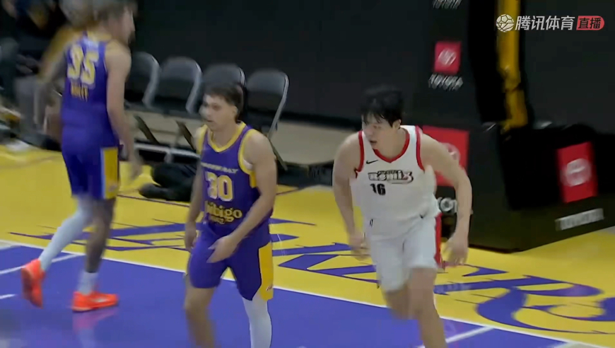 漂亮！杨瀚森低位单打转身抹过对手 单臂暴扣太提气